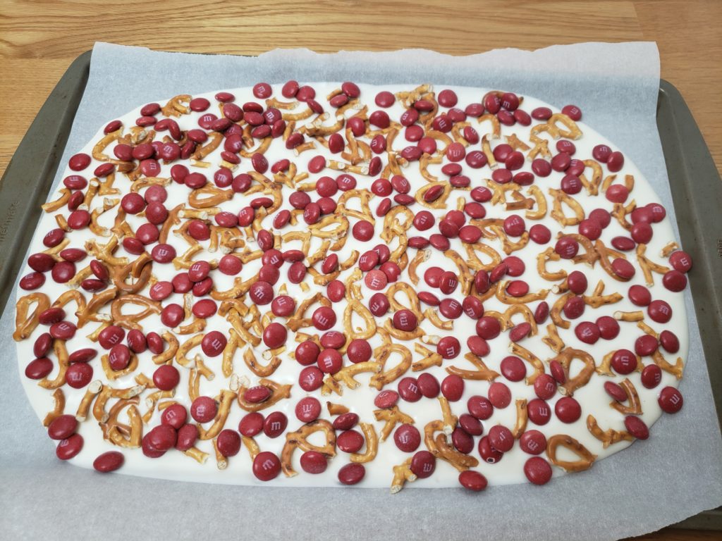 pretzels and m&m's spread on melted bark