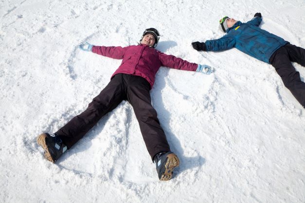 2 people making snow angels