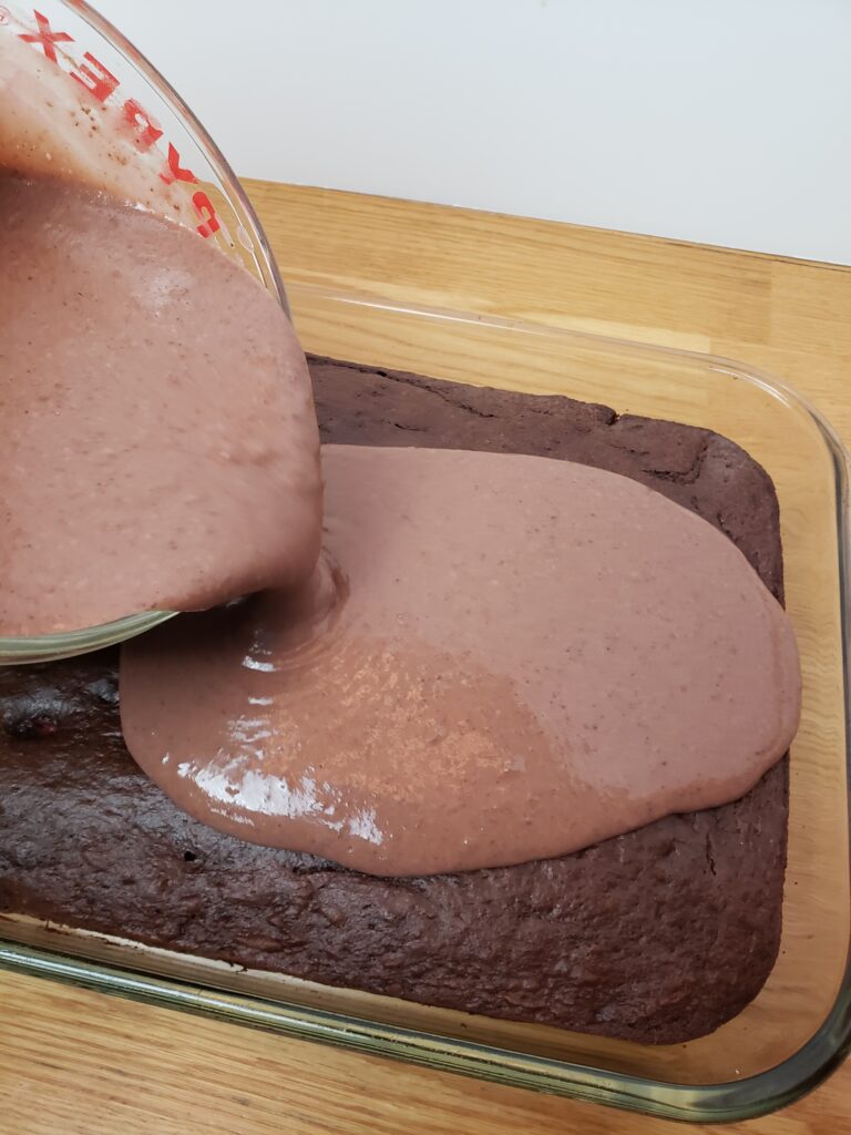 adding pudding to top of cooled cake