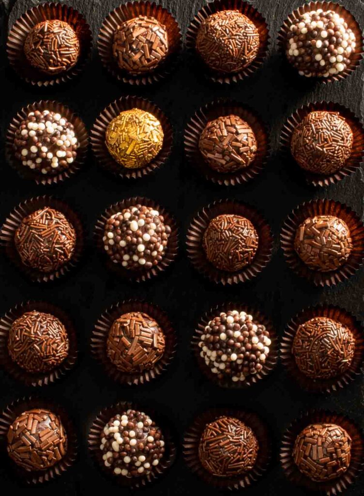 Brazilian fudge balls in individual papers