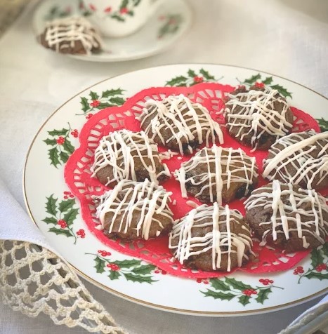 Christmas tea cakes on pretty Christmas plate