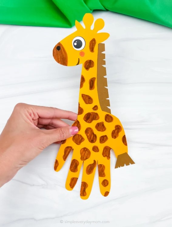 giraffe handprint craft